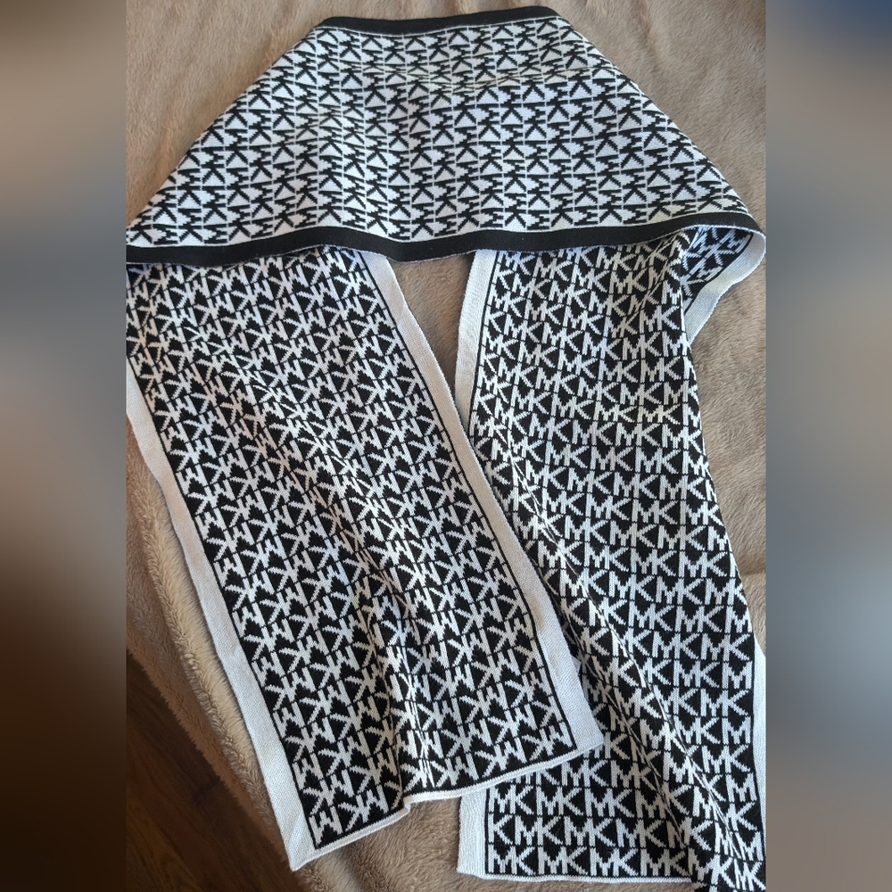 🫰🏼Michael Kors Black and White Logo Scarf XO